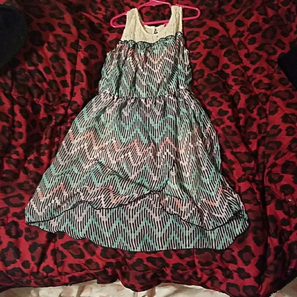 A lace dress with multiple colors - Picture 2 of 2